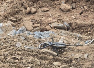 Urzędnicy sprawdzają teren po skargach na rzekome nielegalne wysadzanie skał w Rawai