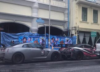 Policja wystawia mandaty zagranicznym właścicielom supersamochodów za nielegalne parkowanie w Starym Mieście w Phuket