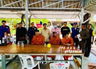 رهبان يُضبطون وهم يتعاطون مخدرات غير مشروعة في مداهمة معبد بوكيت