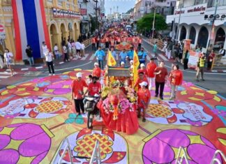 Phuket fait revivre les esprits ancestraux à travers le festival annuel Por Tor 2025