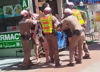 Γυμνός τουρίστας προκαλεί κατακραυγή μετά την επίθεση σε αστυνομικό στο Πουκέτ