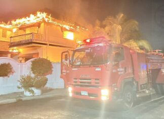 Un incendio destroza una casa de lujo en Kathu y causa daños estimados en decenas de millones de baht.