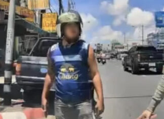 Un chauffeur de taxi menacé par un motocycliste lors d'un conflit autour du tunnel de Phuket
