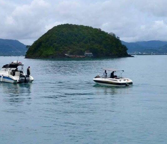 Łódź strażacka wysłana do miejsca pożaru łodzi motorowej u wybrzeży wyspy Rawai