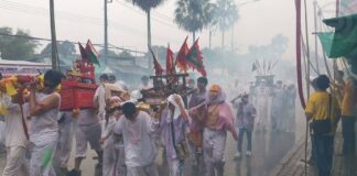 Une procession sacrée marque le premier jour du rituel « Iew-Keng » au festival végétarien de Phuket