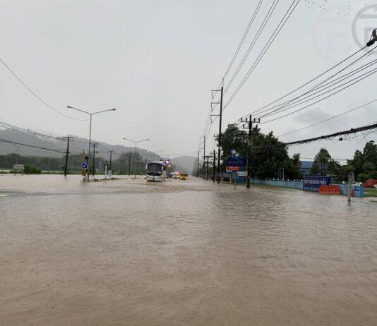 Plotselinge overstromingen ontwrichten Khao Lak in Phang Nga