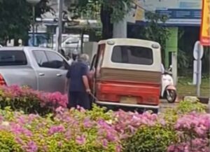 Elderly Tuk Tuk Driver Hits Government Car with Machete after Road Acident in Phuket