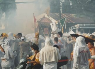 Una procesión sagrada une a Phuket en reverencia durante el Festival Vegetariano