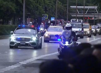 Thailand trauert um den Sarg der verstorbenen Königinmutter, der in einer feierlichen Zeremonie überführt wird