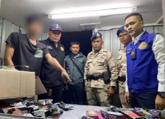 Οι αρχές έκαναν έφοδο σε παράνομο κατάστημα ηλεκτρονικού τσιγάρου που πουλάει σε νέους κοντά σε σχολείο στο Cherng Talay