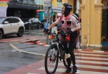 Des fantômes en patrouille : la police touristique de Phuket ajoute une touche de magie d'Halloween aux rues de la vieille ville