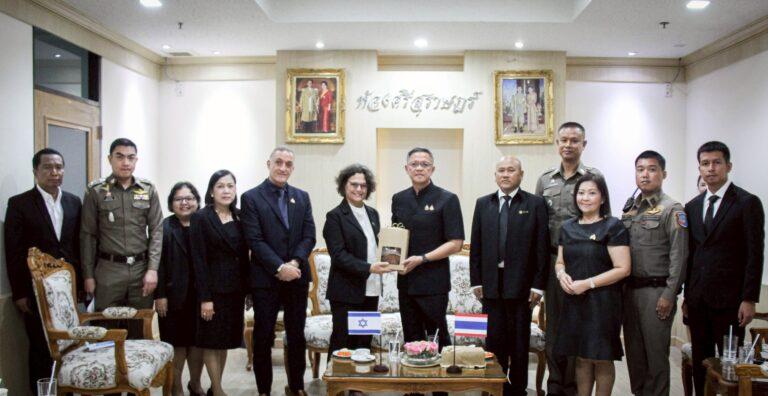 Funcionarios tailandeses abordan las tensiones con el turismo israelí en una reunión en Surat Thani.