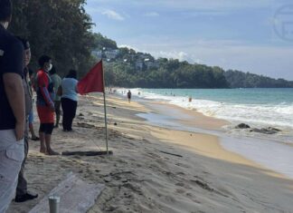 Rosyjski turysta porwany przez silne fale na plaży Nai Thon
