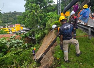 Frana e crollo di un palo della luce colpiscono Patong sotto una pioggia torrenziale