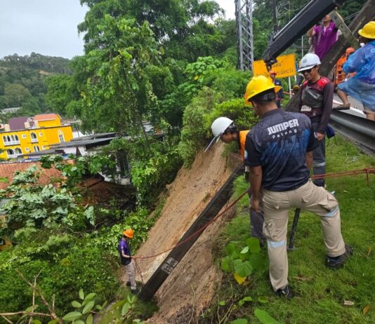 Κατολίσθηση και κατάρρευση στύλου ηλεκτρικής ενέργειας πλήττουν την Πατόνγκ εν μέσω καταρρακτώδους βροχής