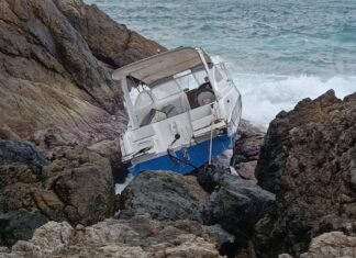 Quattro turisti stranieri salvati dopo che un motoscafo si è arenato vicino all'isola di Maiton