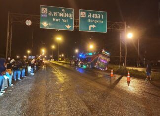 Bus Sungai Kolok-Phuket slipt van de weg, alle 44 passagiers veilig