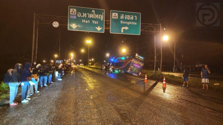 Bus auf der Strecke Sungai Kolok–Phuket gerät von der Straße ab, alle 44 Fahrgäste bleiben unverletzt