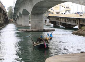 Twee lichamen geborgen uit ondergelopen pick-up op Sarasin-brug in Phuket