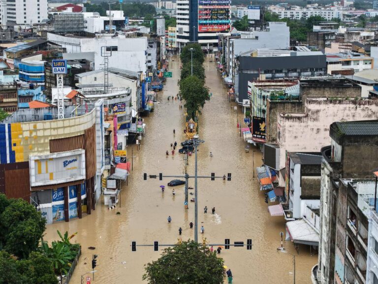 Gubernator Songkhli nakazał masową ewakuację w związku z pogłębiającym się kryzysem powodziowym w Hat Yai