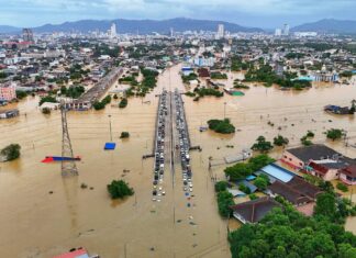 Los residentes de Hat Yai piden ayuda mientras miles de víctimas siguen atrapadas – VIDEO