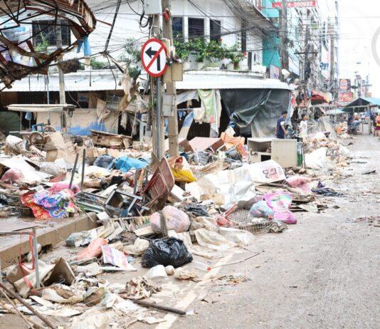 Kim Yong-markt in Hat Yai toont enorme schade door terugtrekkend overstromingswater