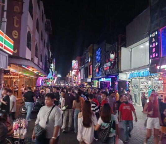 La Thailandia intende revocare il divieto di vendita di alcolici pomeridiani, in vigore da decenni, dopo le recenti proteste