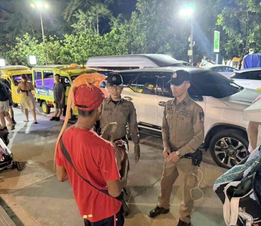 Man gearresteerd voor het dwingen van toeristen om foto's te maken met een leguaan in Patong