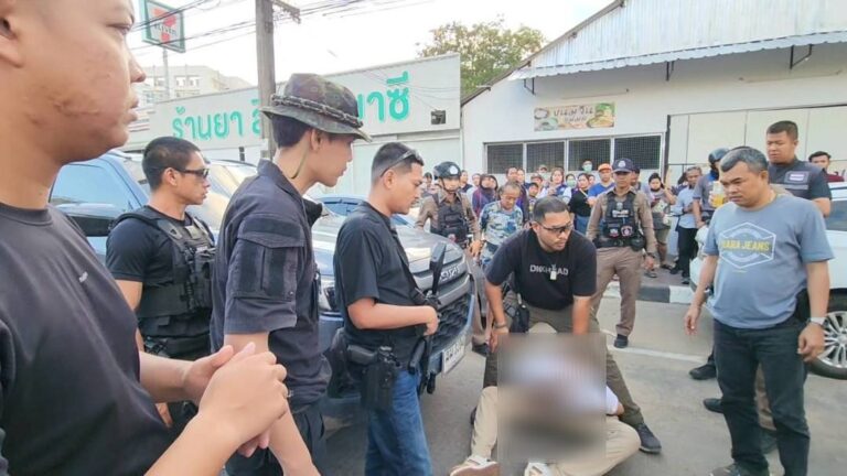 Un Canadien détourne une voiture à l'intérieur du commissariat de police de Krabi et est arrêté après une course-poursuite spectaculaire.