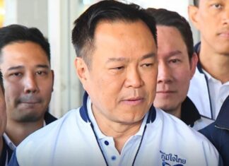 De Thaise premier legt een verband tussen de bomaanslagen op elf benzinestations in Zuid-Thailand en de verstoring van de lokale verkiezingen.