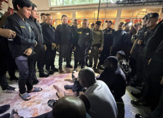 バングラ通りで大規模なコカイン密売組織の摘発でナイジェリア人が逮捕される