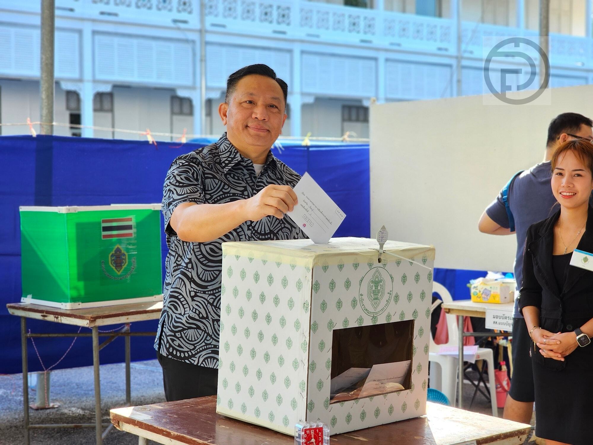 Phuket Governor Joins Early Voting
