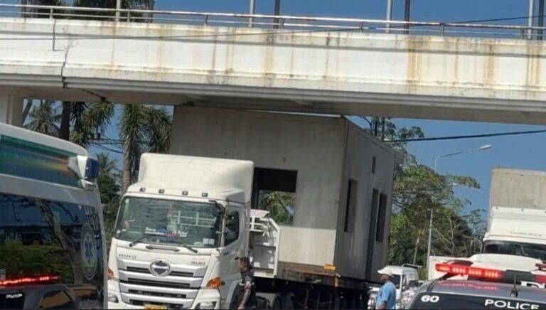 Un camion che trasportava una casa prefabbricata si schianta contro un cavalcavia a Phuket, due cittadini del Myanmar muoiono