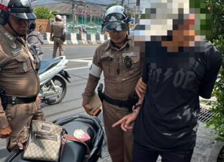 Giovane motociclista arrestato con droga a un posto di blocco sotto un cavalcavia di Phuket.