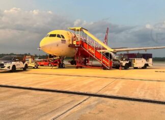 Il viceministro dei Trasporti thailandese ordina un rigoroso controllo dopo che un falso allarme bomba ha causato il ritardo di un volo AirAsia all'aeroporto di Krabi.