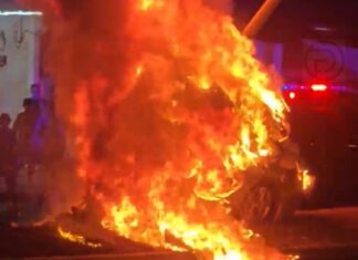 Moottoripyöräilijä kuoli kuolemaan johtaneessa kolarissa Koh Kaew'lla, auto syttyi liekkeihin - VIDEO