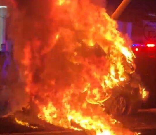 Moottoripyöräilijä kuoli kuolemaan johtaneessa kolarissa Koh Kaew'lla, auto syttyi liekkeihin - VIDEO