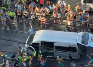 プーケットのバン運転手がソンクラーン期間中の観光客との衝突について語る