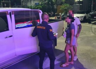 AGGIORNAMENTO: Cittadini spagnoli e peruviani saranno permanentemente banditi dalla Thailandia dopo atti osceni su un tuk-tuk a Patong