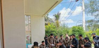 La policía allana 32 empresas presuntamente testaferros que poseen terrenos por valor de 150 millones de baht en Koh Phangan.