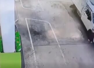 Donna ferita in una collisione in una stazione di servizio a Phuket