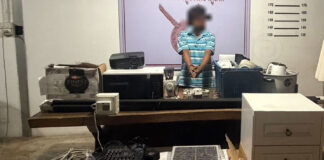 La policía arresta a un hombre local por el robo en la casa de un residente extranjero.
