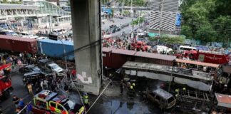 バンコクの踏切で発生した死亡事故で、列車運転士が薬物検査で陽性反応。踏切係員も起訴される。