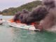 Un incendio envuelve una lancha motora en la bahía de Makham – VIDEO