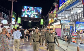Cuatro turistas indios se desploman repentinamente en una cafetería de Phuket; uno de ellos fue declarado muerto.