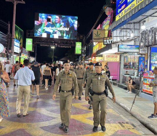 Vier indische Touristen brechen in einem Café in Phuket plötzlich zusammen, einer ist tot.