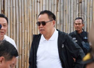 Il Primo Ministro visita Phuket per reprimere l'occupazione abusiva delle spiagge.