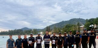 ACTUALIZACIÓN: Las autoridades investigan después de que turistas chinos pescaran peces loro con arpón en una playa de Phuket.