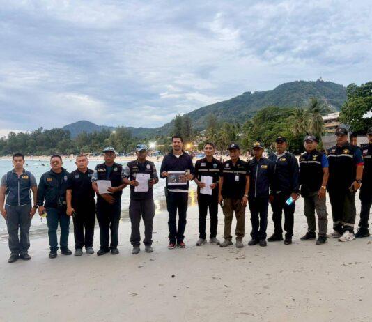 ACTUALIZACIÓN: Las autoridades investigan después de que turistas chinos pescaran peces loro con arpón en una playa de Phuket.