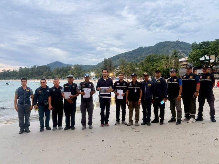 UPDATE: Autoriteiten onderzoeken incident waarbij Chinese toeristen papegaaivissen hebben gevangen op een strand in Phuket